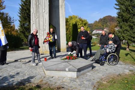 Polaganje vencev pri spomeniku, foto A Janezic (1)